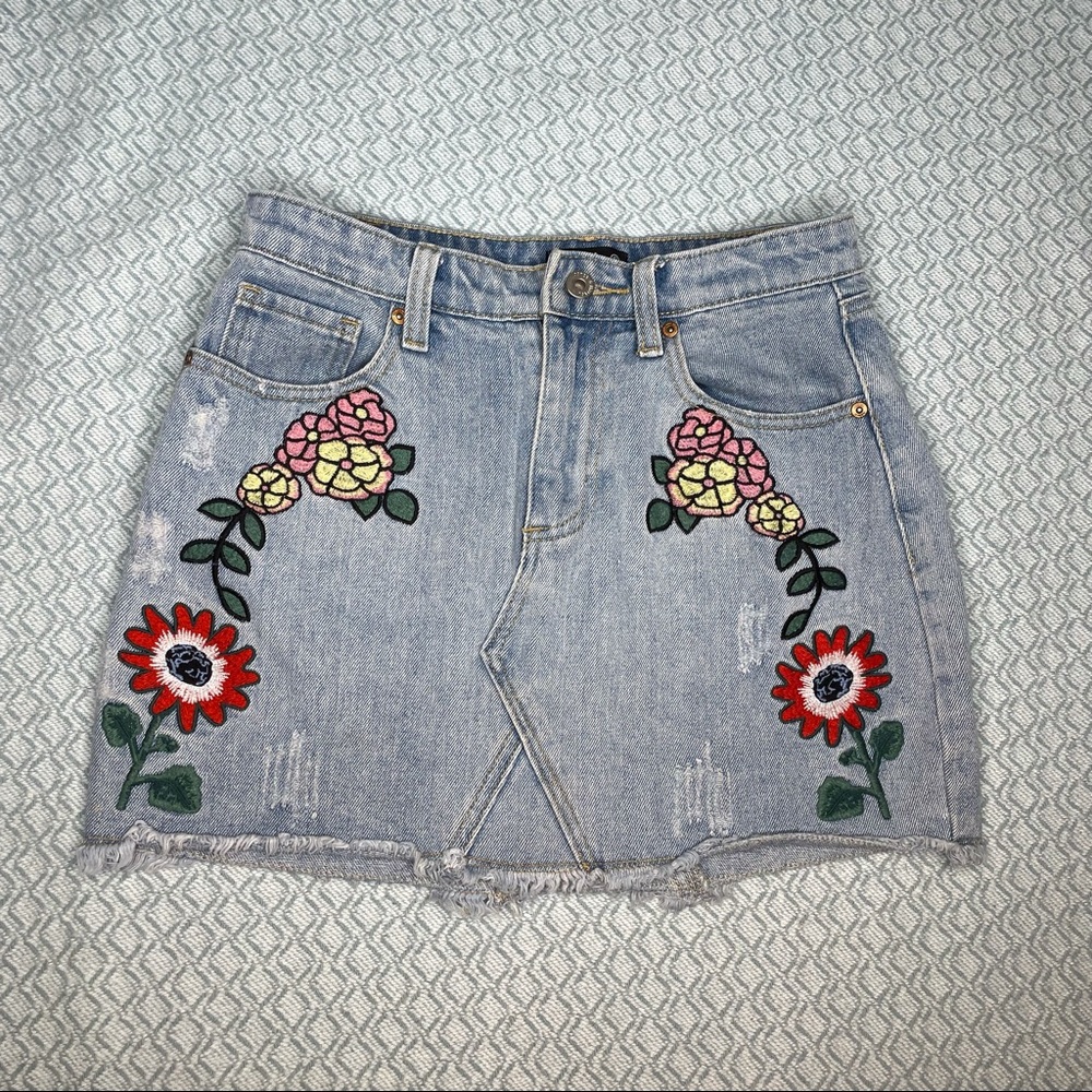 Embroidered denim skirt🌼 - Picture 2 of 7